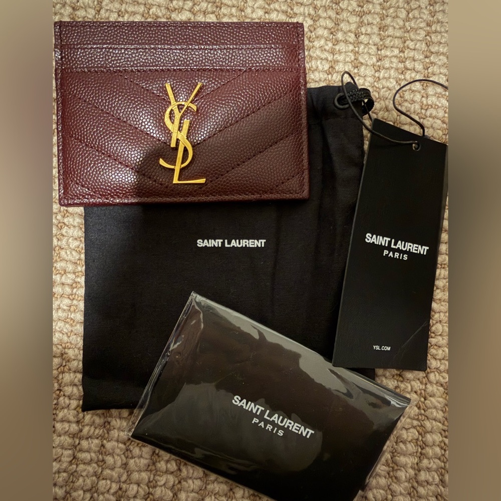 Never been used. 

CASSANDRE MATELASSÉ CARD CASE IN GRAIN DE POUDRE LEATHER